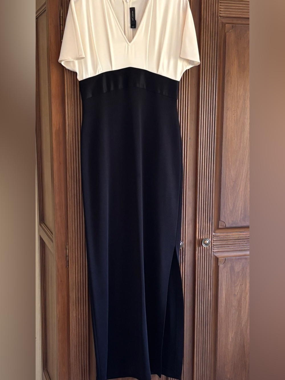 Stunning and Oh So Flattering St John  Maxi Dress. Size 6